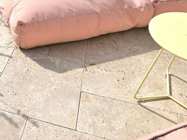 Kundenfoto: Travertin-Platten Medium, getrommelt, römischer Verband, verlegt auf Terrasse, Aufnahme der Treppenstufen mit Blumenbeeten link und rechts