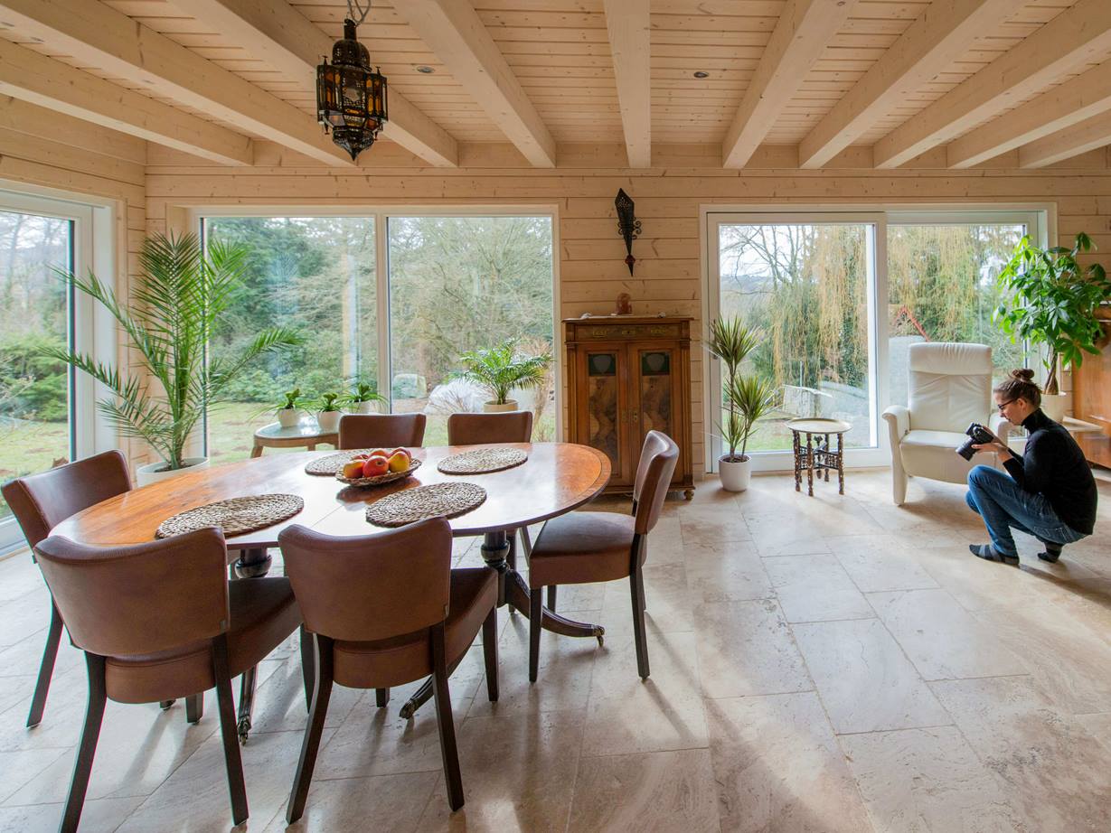 Esszimmer mit Travertinfliesen Rustic und Frau, die Bilder vom Natursteinboden macht