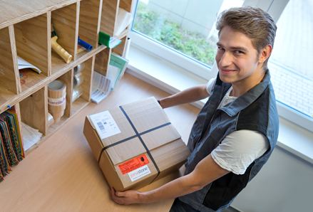 Mitarbeiter verpackt Muster