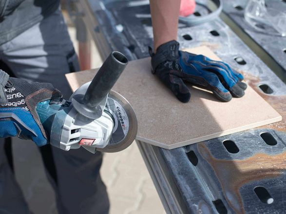 Fliesen aus Feinsteinzeug werden geschnitten