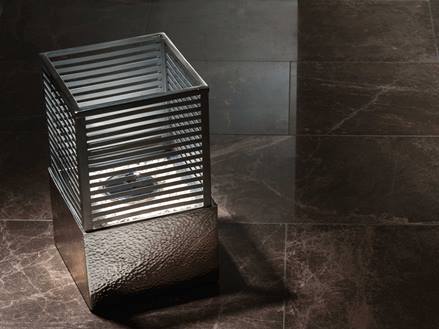 Marmor-Fliesen Emperador Dark mit dekorativer Lampe
