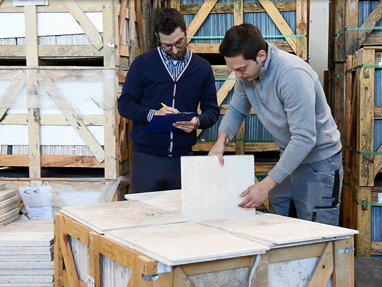 Zwei Mitarbeiter von stonenaturelle kontrollieren Qualität der Ware