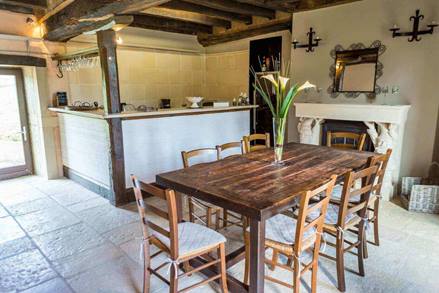 Ein rustikaler Steinboden, viel Holz und Charme machen den Landhausstil aus