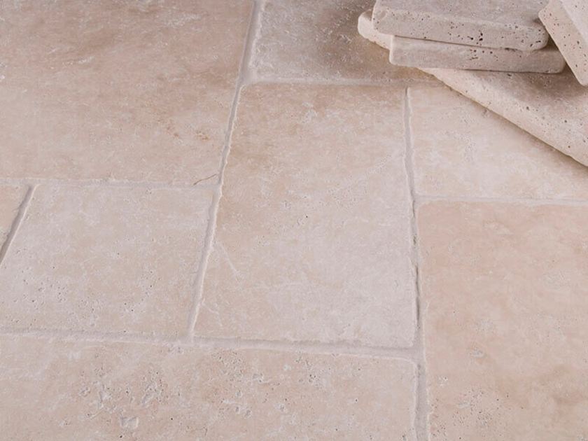 Travertin-Light Fliesen mit Fliesenstapel als Deko