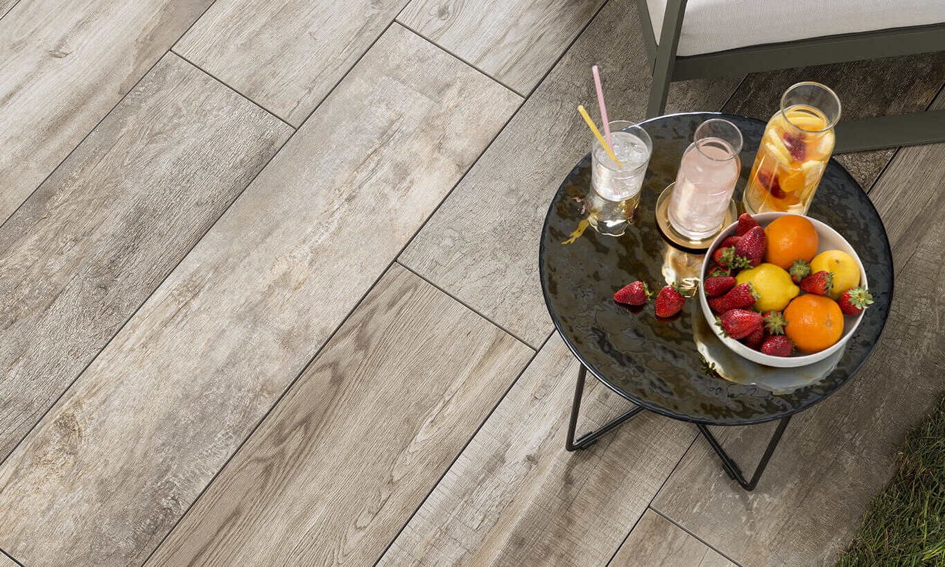 Tisch mit Früchten auf Holzoptikplatten Indie Smoke