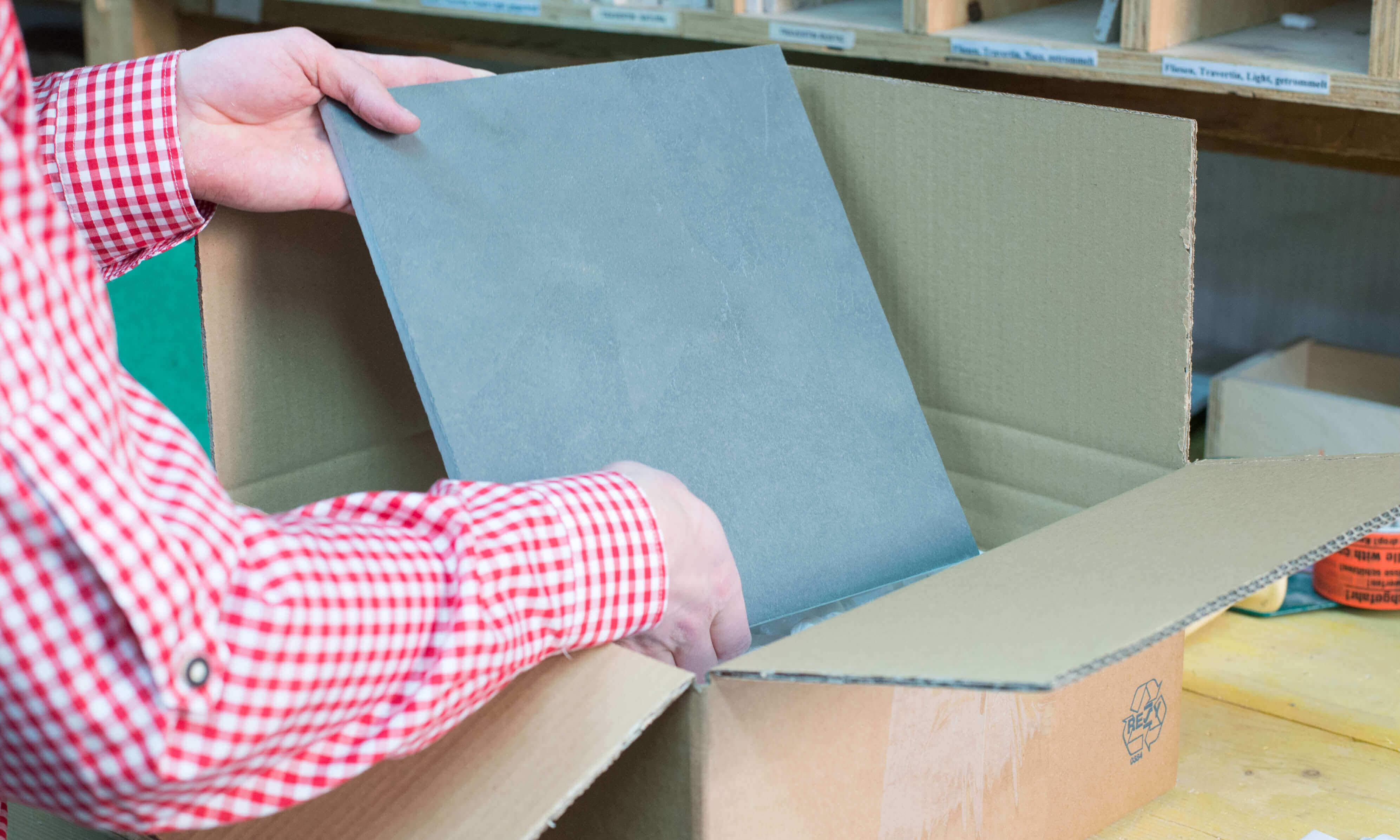 Musterfliese wird in ein Paket gelegt