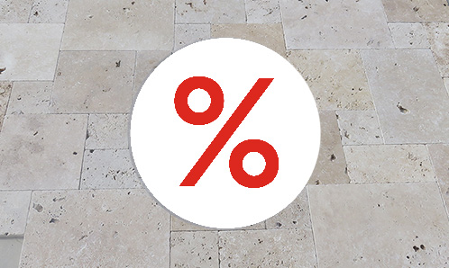 Platten und Rasenstück, darüber ein Sale-Zeichen