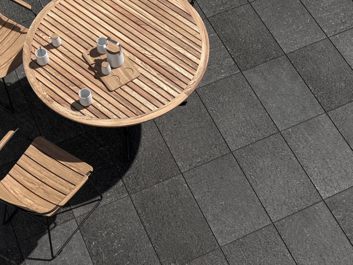 Moderne Terrassengestaltung in dunklem Anthrazit Terrassenplatte Basalt Takeda 3