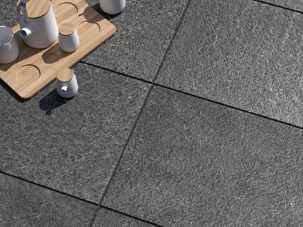 Terrassenplatte Basalt Takeda von oben mit Deko