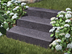 Blockstufen Basalt Takeda mit Blumen und Gras