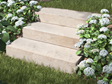 Blockstufen Travertin Medium Select mit Gebsch und Gras