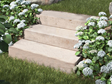 Blockstufen Travertin Medium mit Blumen und Gras