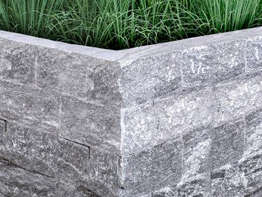 Mauersteine Gneis Urban Grey Line mit Gras