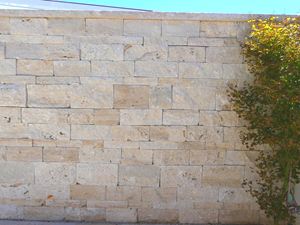 Mauersteine Tarvertin Medium Select Rustic Blick auf Mauer 4-3-2