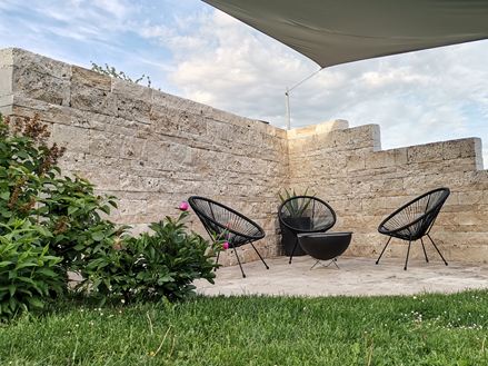 Travertin_Mauer_Medium_Select_Rustic_Sitzecke