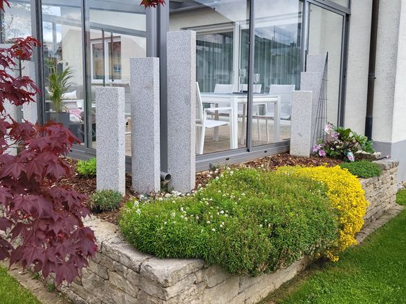 Kundenfoto_Sulz_Granit_Palisaden_Silver_Classico_8x25