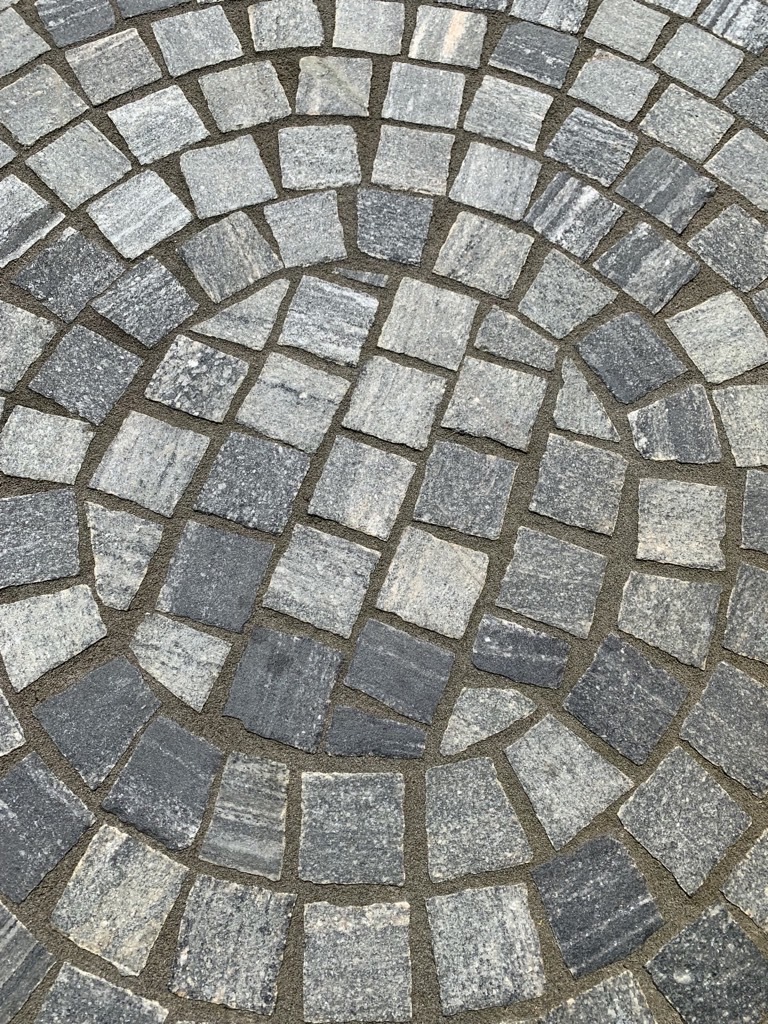 Pflastersteine Gneis Urban Grey Line im Kreis verlegt