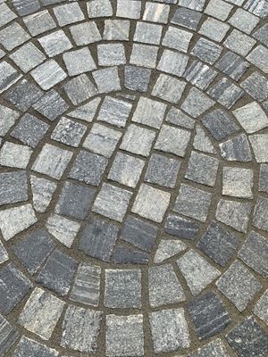 Gestaltungsideen mit Gneis Pflastersteinen Pflastersteine Gneis Urban Grey Line im Kreis verlegt