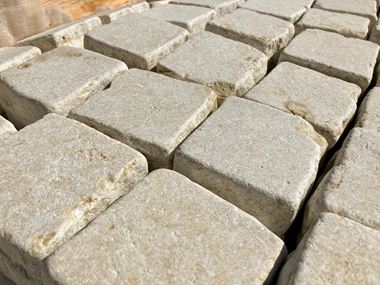 Pflasterstein_Kalkstein_Royal_Beige_schrg