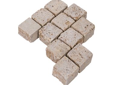 Pflastersteine Travertin Noce freigestellt