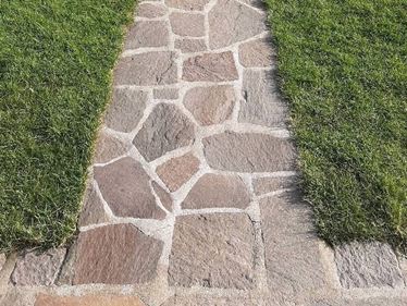 Polygonalplatten Porphyr Porphyr Terra mit Rasen