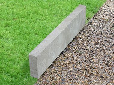 Kalkstein Camino Grey Rasenkante mit Rasen und Kies