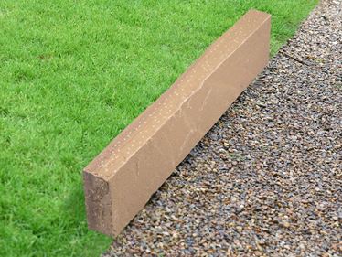 Rasenkante Sandstein Miak mit Gras und Kies