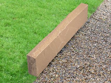 Rasenkante Sandstein Miak mit Gras und Kies