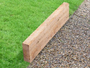 Rasenkante Travertin Gold mit Rasen und Kies