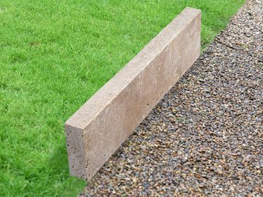 Rasenkante Travertin Noce mit Rasen und Kies