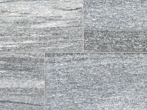 Nahaufnahme von grauen Granitplatten Urban Grey Line