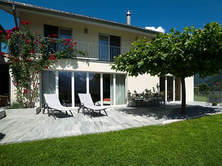 Terrasse mit grauen Granit Urban Grey Line Platten