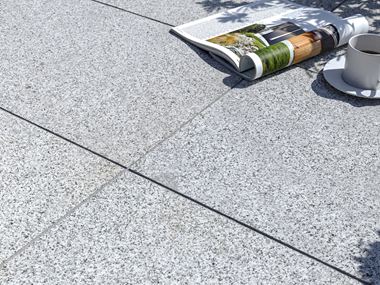 Terrassenplatte Granit Silver Classico  mit Zeitschrift und Kaffeetasse