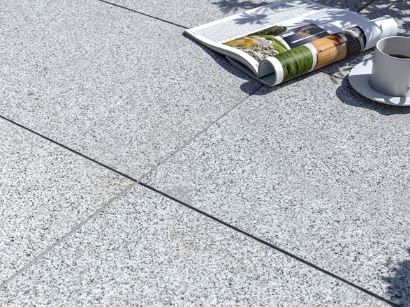 Terrassenplatte Granit Silver Classico  mit Zeitschrift und Kaffeetasse