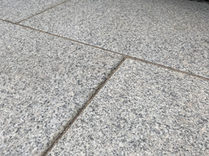 Robust und rutschfest: Terrassenplatten Granit Silver Gala Granit-Silver-Gala-schrg2