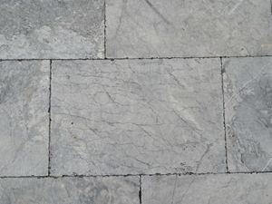 Nahaufnahme von Kalksteinplatten Blaustein Azur in sanften Grautönen