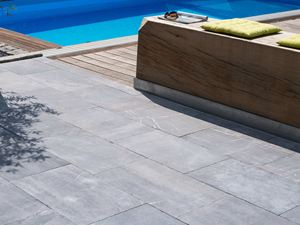 Das Sommer-Gefühl: Blaustein Azur Terrassenplatten am Pool Blausteinplatten Azur auf Terrasse mit Pool