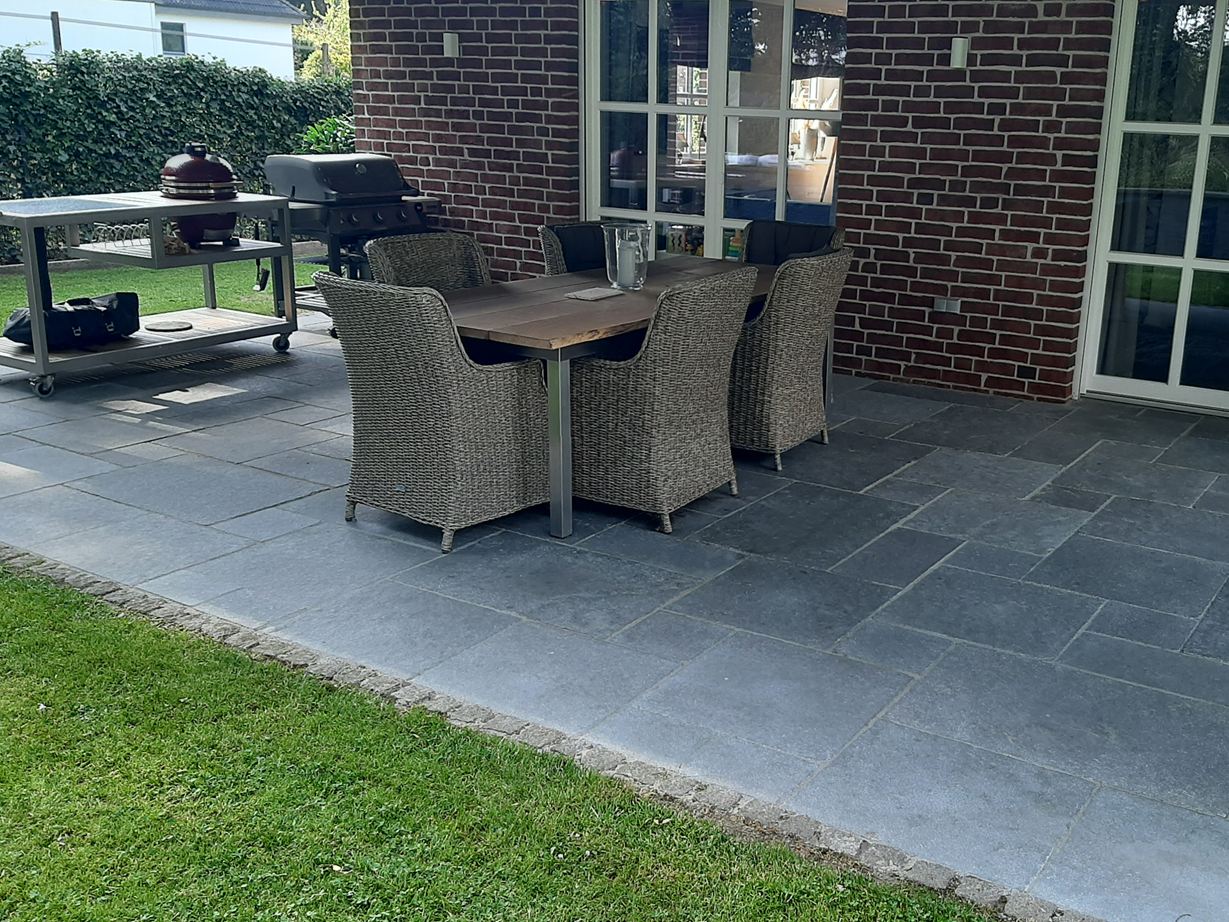 Die graublauen Kalksteinplatten haben eine edle Wirkung. Kundenfoto Kalkstein_Terrassenplatten_Java_Blue_berdachte_Terrasse