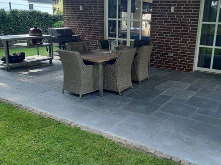 Kalkstein_Terrassenplatten_Java_Blue_berdachte_Terrasse