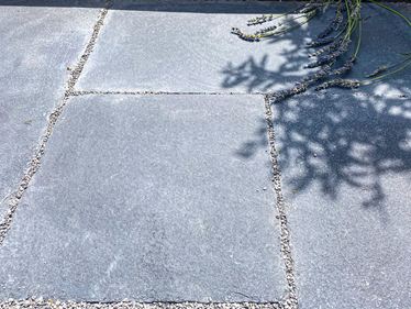 Terrassenplatte Lime Black Close Lavendel Struktur