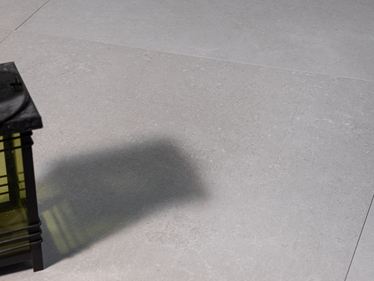 Steinoptik-Platten Sevilla Pearl in zartem Grau mit Laterne