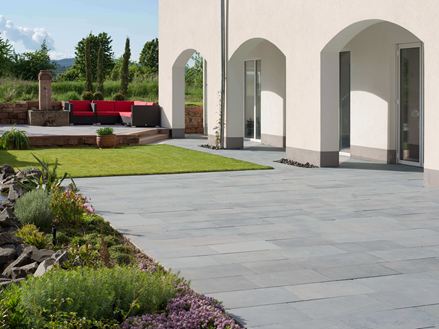 Weitläufige Terrasse mit Blausteinplatten