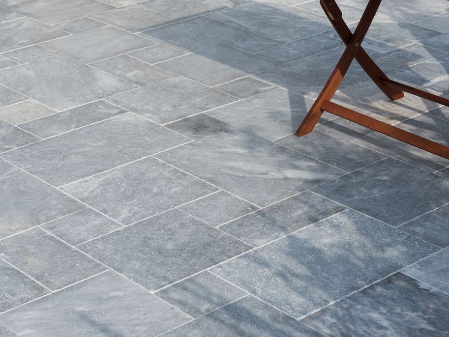 Holzstuhl auf grauen Marmorplatten