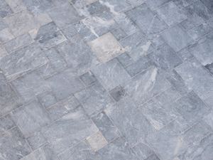 Graue Marmorplatten Afyon Grey im Römischen Verband aus der Vogelperspektive