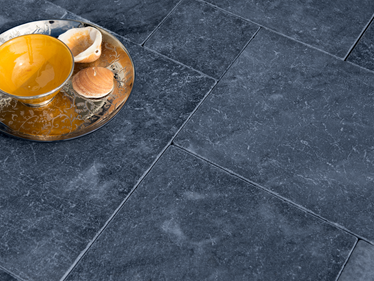 Naturstein Marmor Avyon Dark mit Deko