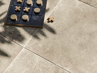 Draufsicht: Betonoptik Terrassenplatte Roma mit Spiel und Schatten