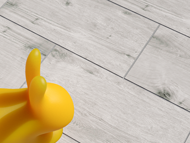 Draufsicht auf Holzoptikplatte Amber Oak mit gelbem Gummihasen