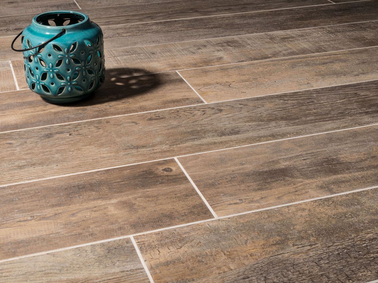 Holzoptikplatten Indie Nova mit Laterne