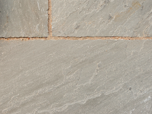 Einfach schön: Naturgespaltene Oberfläche der Platten Kandla Grey Sandsteinplatten Kandla Grey Nahaufnahme