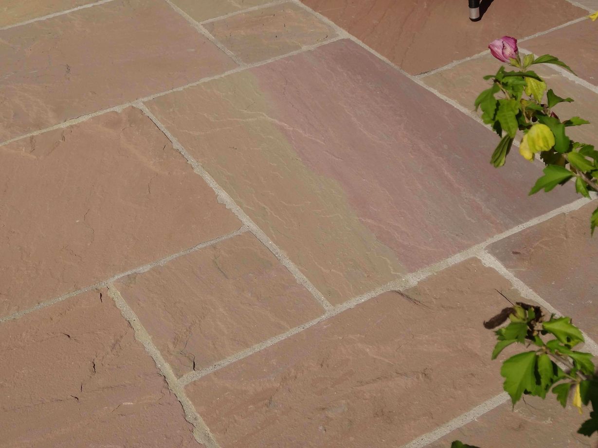 Warme Atmosphäre mit Sandsteinplatten Sandsteinplatte Modak Gesamtbild mit Pflanzen